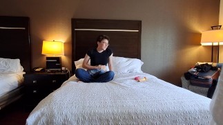 Trans Femboy gebruikt speeltjes om voor je klaar te komen in zijn hotelkamer || Amateur Video