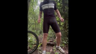 Cómo se mea un verdadero ciclista