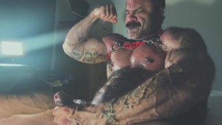 MUSCLE PIG DADDY und TITTENSPIEL und NIPPELFOLTER