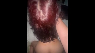 Thick Latina Red cheveux Giving pipe et prend des backshots