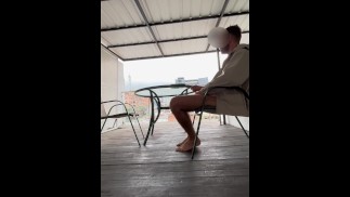 se masturbando na varanda do meu airbnb na colômbia e gozando forte