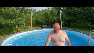 Papa maigre trempage dans la piscine pour se rafraîchir