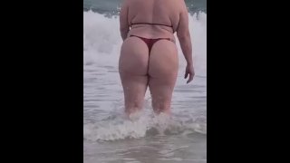 Blonde au gros cul jouant sur la plage