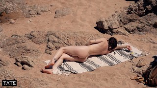 une étudiante excitée baise un inconnu sur une plage nudiste - little arden