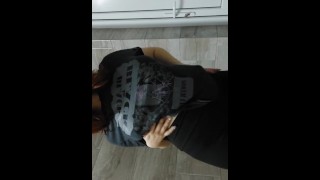 興奮した女性が大きな胸を露わにする。