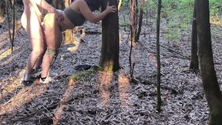 BBW l’a fait se faufiler dans les bois pour une baise rapide