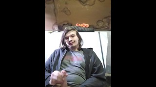 Papa le trait dans son hangar de travail