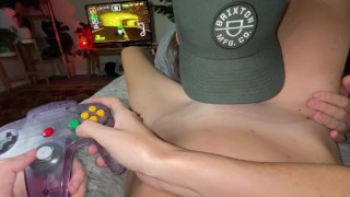 Une gameuse Blonde mature se fait doigter, sucer, manger et baiser fort en jouant à Mario Kart POV