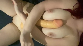 Se blottir et baiser titty avec un énorme gode monstercock