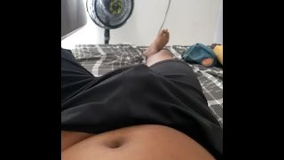 Masajeando mi pene un rato mientras veo pelos