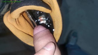 Mijar em velhas botas de trabalho