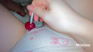 jolie vierge joue avec sa chatte