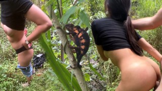 Jeune asiatique baisée dans la jungle. Un caméléon nous regarde