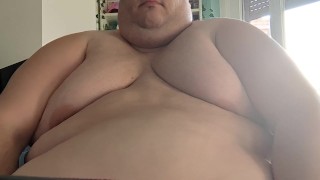 Je joue avec mes gros boobs et mon gros ventre