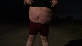 公共の場で外で大きなGuyストロークコック