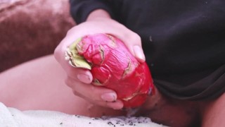 Ik was zo geil dat ik een drakenfruit neukte