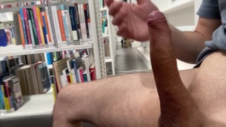 Grosse bite en flèche dans une bibliothèque publique