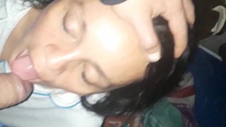 熟女継母が口を犯されて口の中で射精する