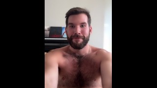 Streamer Tiktok Jay Mason clignote accidentellement une bite massive sur le flux en direct