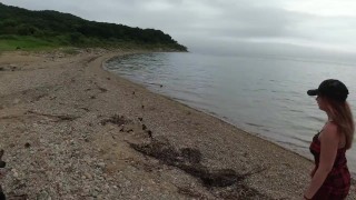 il m’a montré des papillons rares et m’a baisé dans le cul au bord de la mer