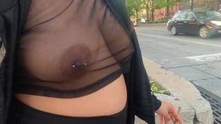 Femme en mesh top pas de soutien-gorge