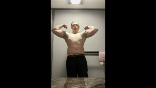 la musculation musclée d'une maison en brique pose pour vous dans la salle de bain