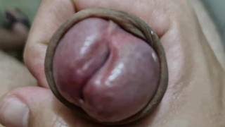 Cara com corpo magro e delicioso se masturba no banheiro com seu pau grande