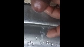 Ein Tropfen Sperma aus den männlichen Genitalien mit dem Finger
