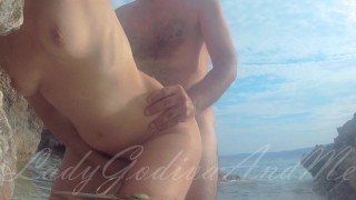 Casal amador pego fazendo uma foda arriscada à beira-mar! 🫣 Ejaculação na boca