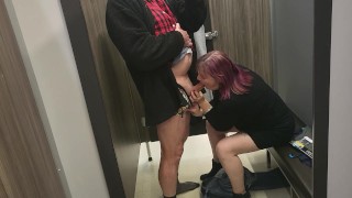 Kiwi MILF salope se fait baiser dans les vestiaires du magasin et pisser dessus dans les toilettes publiques