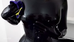 Latexmodel glänzt zum ersten Mal in ihrem schwarzen Gummi-Catsuit