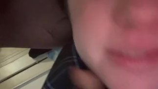 Buurvrouw vriendin een facial geven
