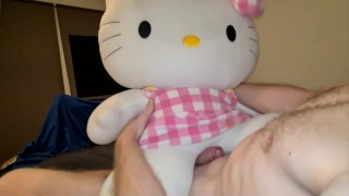 Sexe avec HELLO KITTY grosse peluche, éjacule fort sur elle