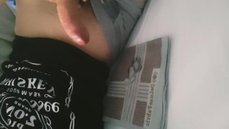Guy che si masturba in loft hotel