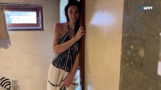 角質の継母はシャワーで義理の息子をスパイし、それからCum On顔を取得します