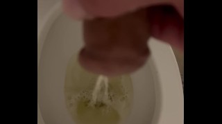 Pisser dans les toilettes devient un peu désordonné