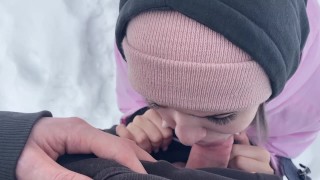 dans la neige d’hiver, elle a fait une pipe à ma bite