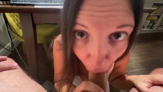 Sexy Stepsis Kikki Kumz suce une bite pendant qu’il edite sa vidéo