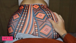 A mãe do meu amigo me fez gozar nas minhas calças fazendo uma lap dance com calças flare