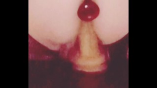 Regarde-moi baiser mon gode en levrette jusqu’à ce que mon plug anal sorte ! (Terrible qualité, angle terrible)