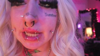 Tatoué Blonde Bimbo JOI BJ Baveuse