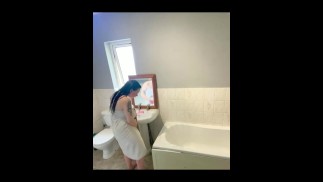 Pillada chica de grandes tetas tomando un baño y follándose a sí misma