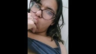 Chica se aburre y se mete en el baño, porque no aguanta no masturbarse