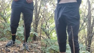 Un joven se estudia en la naturaleza