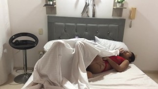 私はガールフレンドと遊んで、彼女の猫を熱いミルクで満たします
