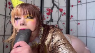Chica payaso chupando gran polla