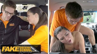 Fake Driving School - Cute TEEN et son instructeur de conduite dans un vrai CHEATING baise