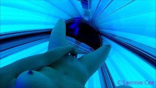 Doigt dans une cabine de bronzage publique et baise avec un gode