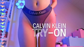 Calvin Klein essaie une culotte rousse