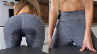 Fille se frotte à la table jusqu'à ce que ses leggings soient pleins de giclées